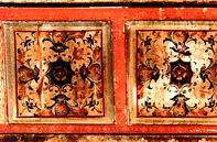 Soffitto in legno a cassettoni decorati con terra e cera